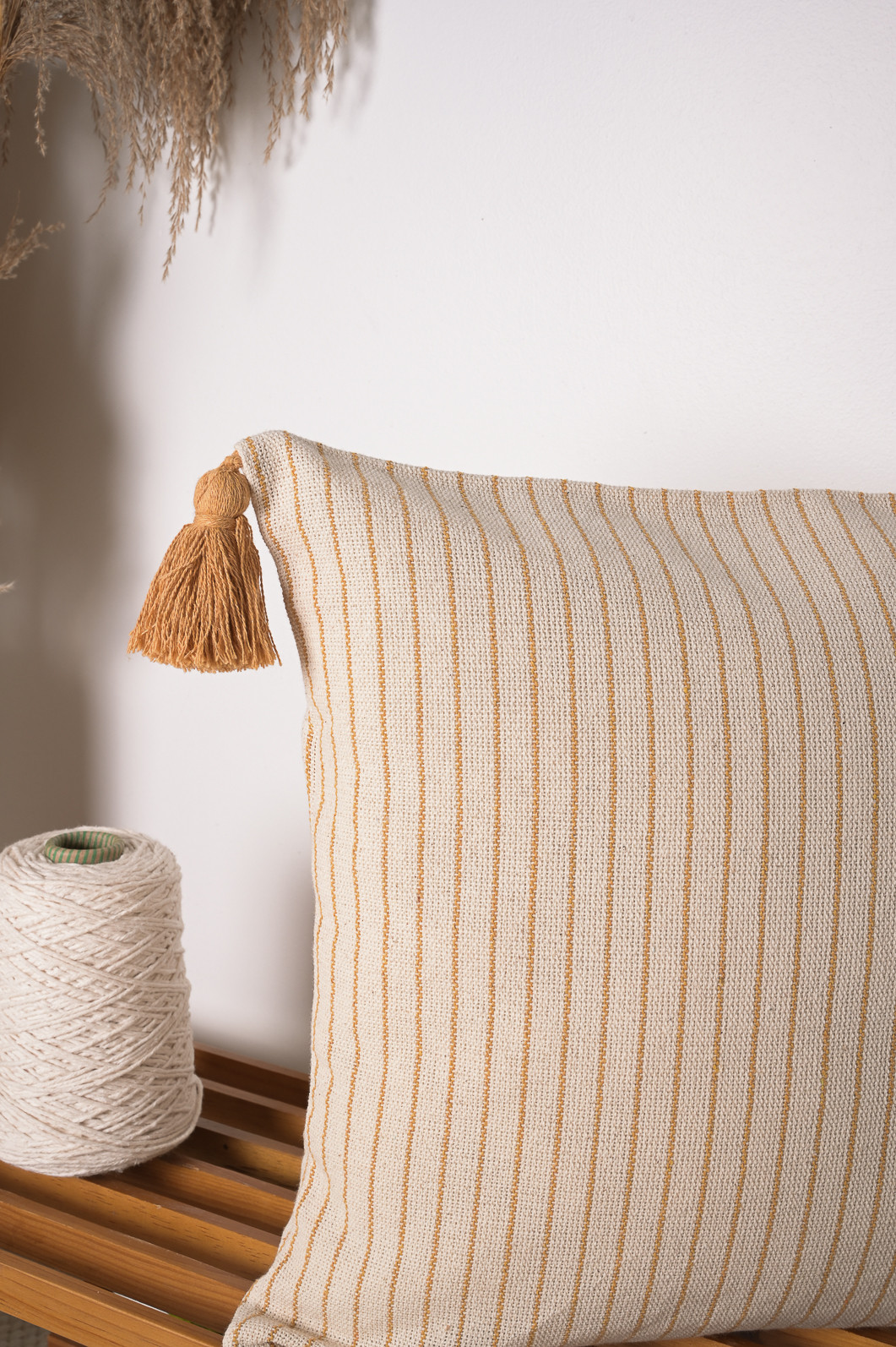 Capa de Almofada Listrada Mostarda com Pompom