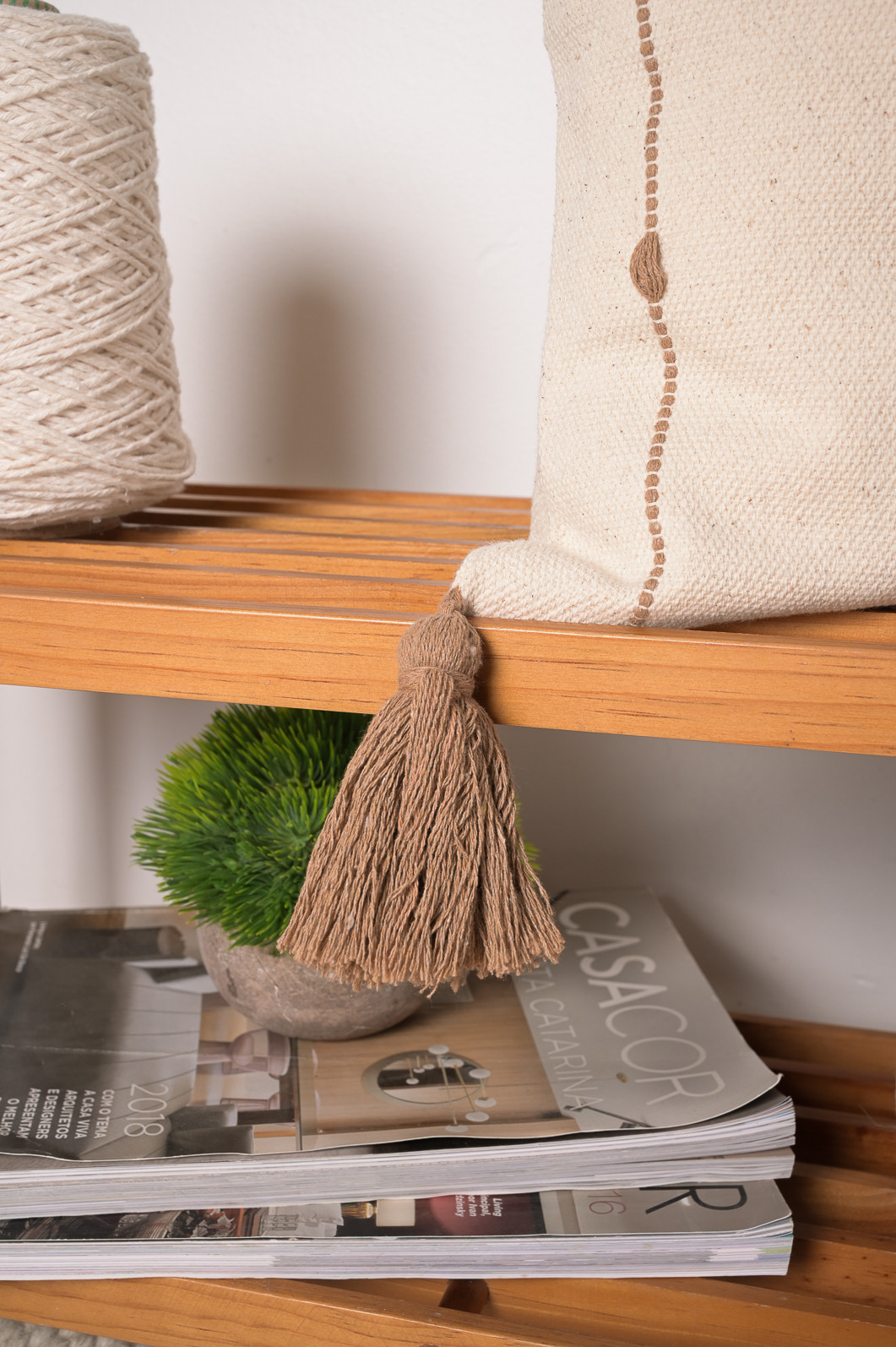 Capa de Almofada Jamal Bege com Pompom Capa de Almofada Jamal Bege com Pompom