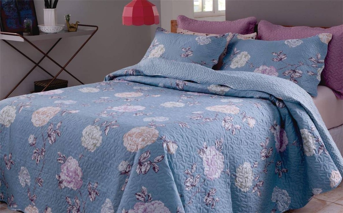 Kit 1 Cobre-leito Queen Bouti Microfibra Ultrasonic Estampada 2,40 x 2,60 m + 2 Porta-travesseiros - Naomi Kit 1 Cobre-leito Queen Bouti Microfibra Ultrasonic Estampada 2,40 x 2,60 m + 2 Porta-travesseiros - Naomi