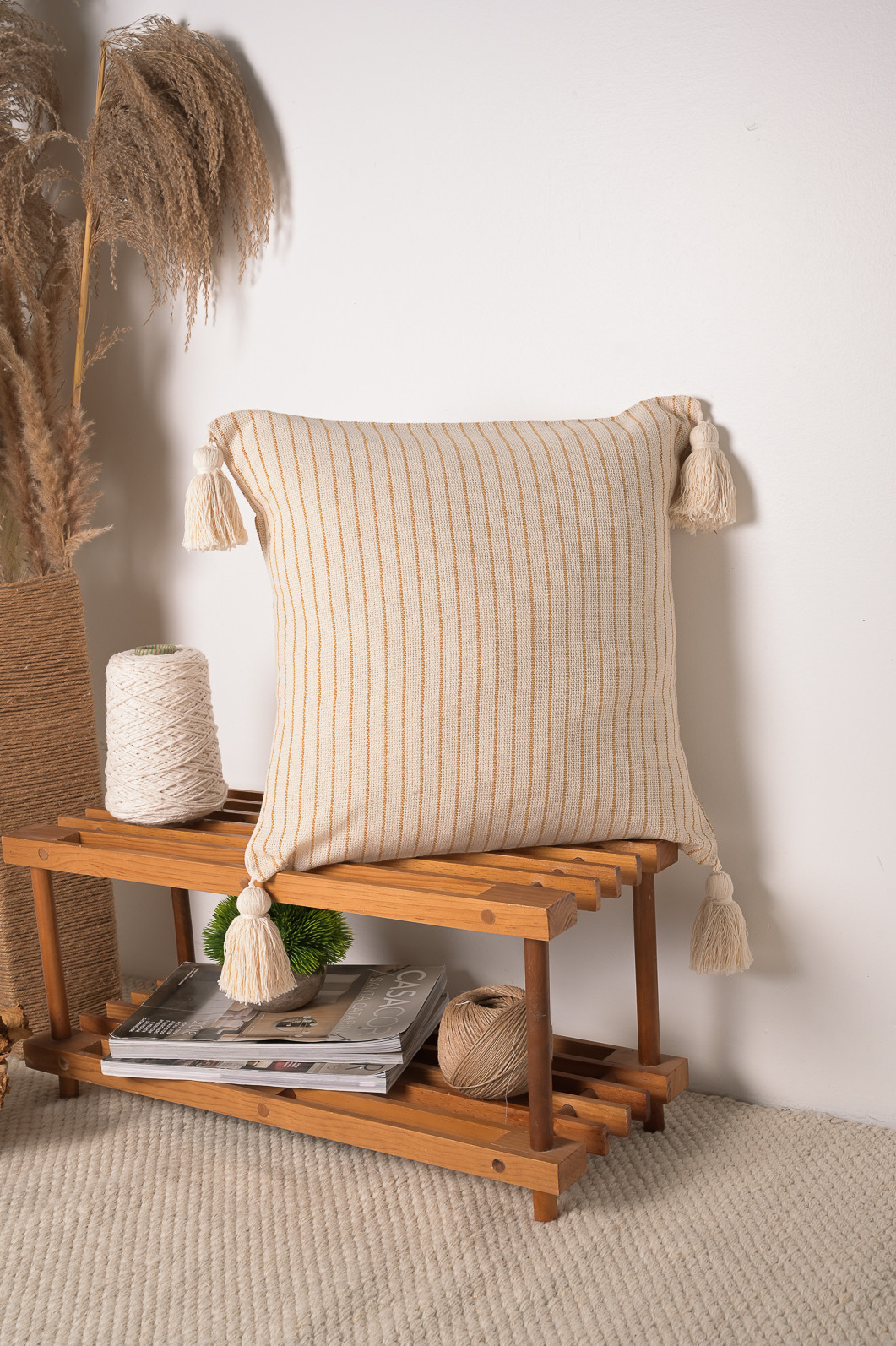 Capa de Almofada Listrada Mostarda com Pompom Cru