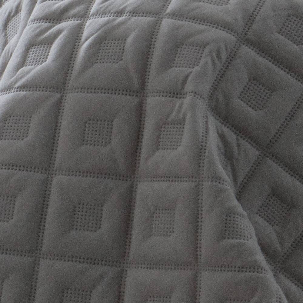 Kit 1 Colcha Queen Boutis Microfibra Ultrasonic + 2 Porta-Travesseiros Cinza Kit 1 Colcha Queen Boutis Microfibra Ultrasonic + 2 Porta-Travesseiros Cinza