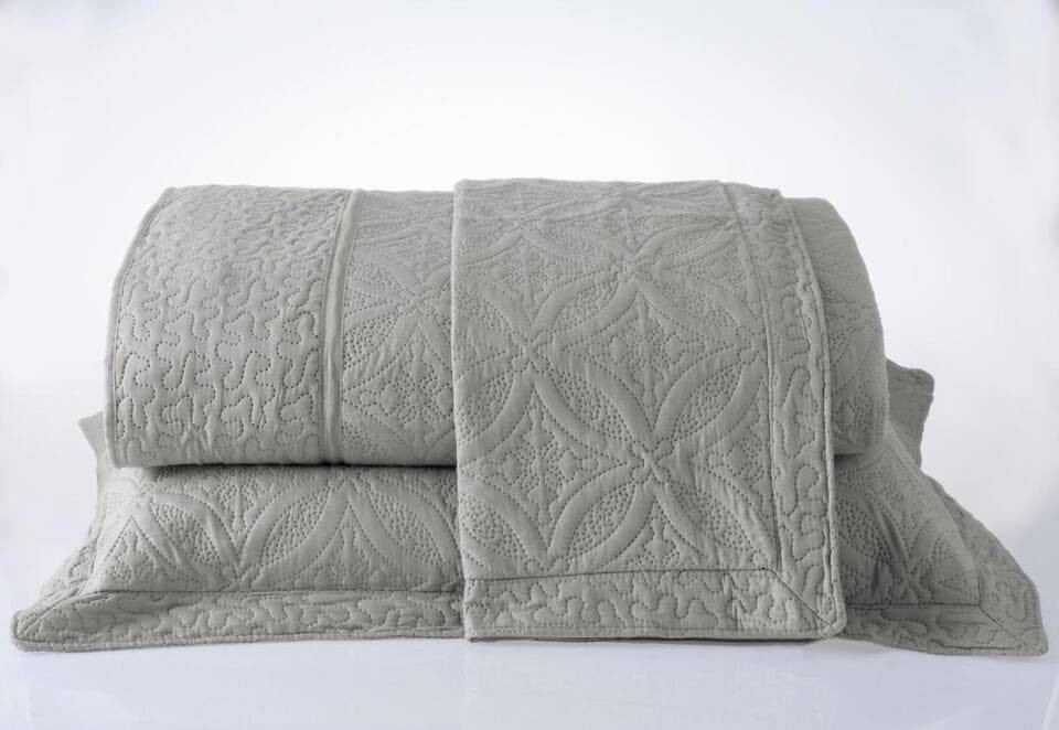 Kit 1 Colcha Queen Provence Microfibra Matelacê Ultrasonic + 2 Porta-Travesseiros 2,40 x 2,60 m - Fendi