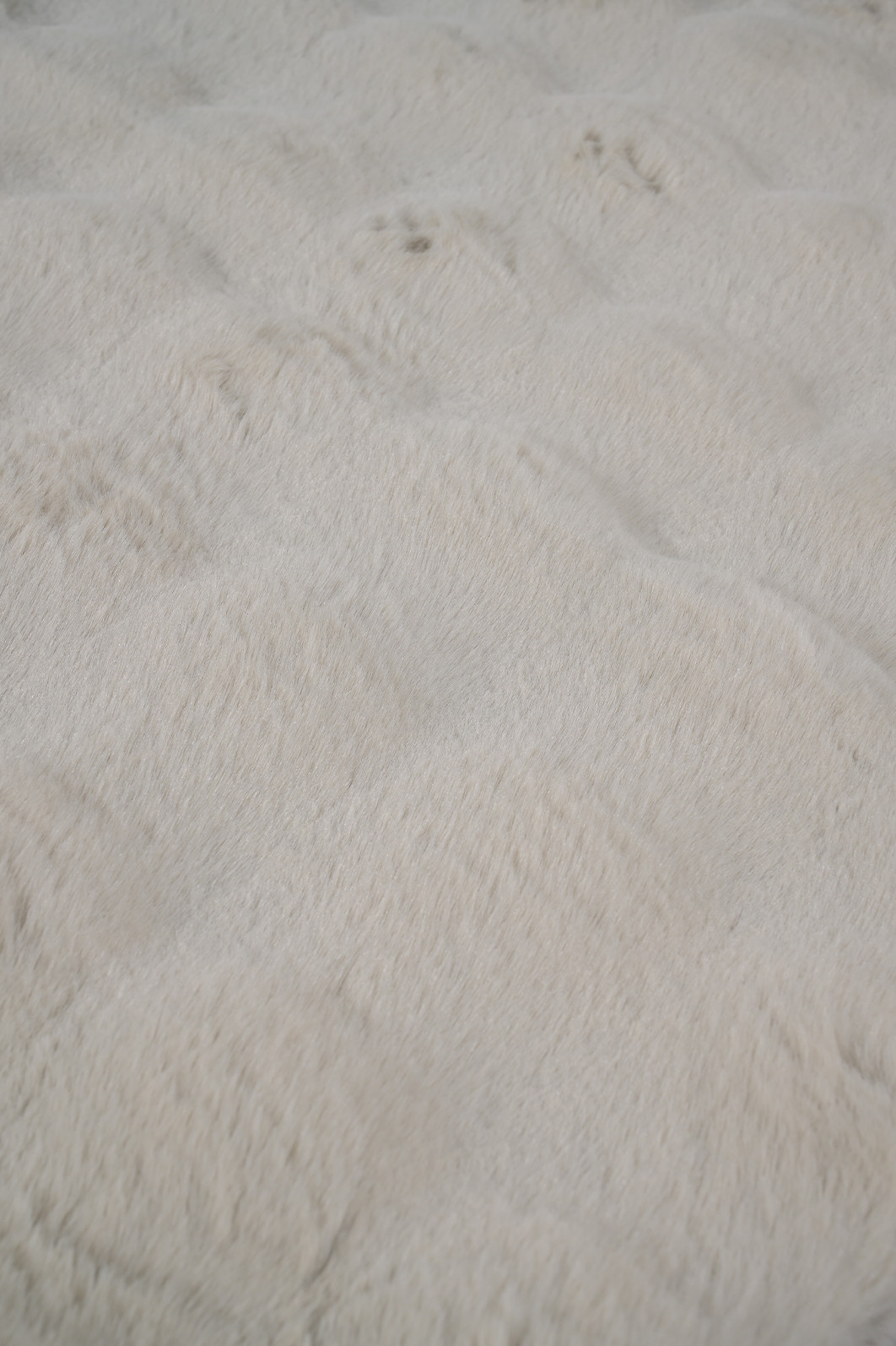 Tapete Pele de Coelho Livy Marfim Redondo 2,0m Tapete Pele de Coelho Livy Marfim Redondo 2,0m