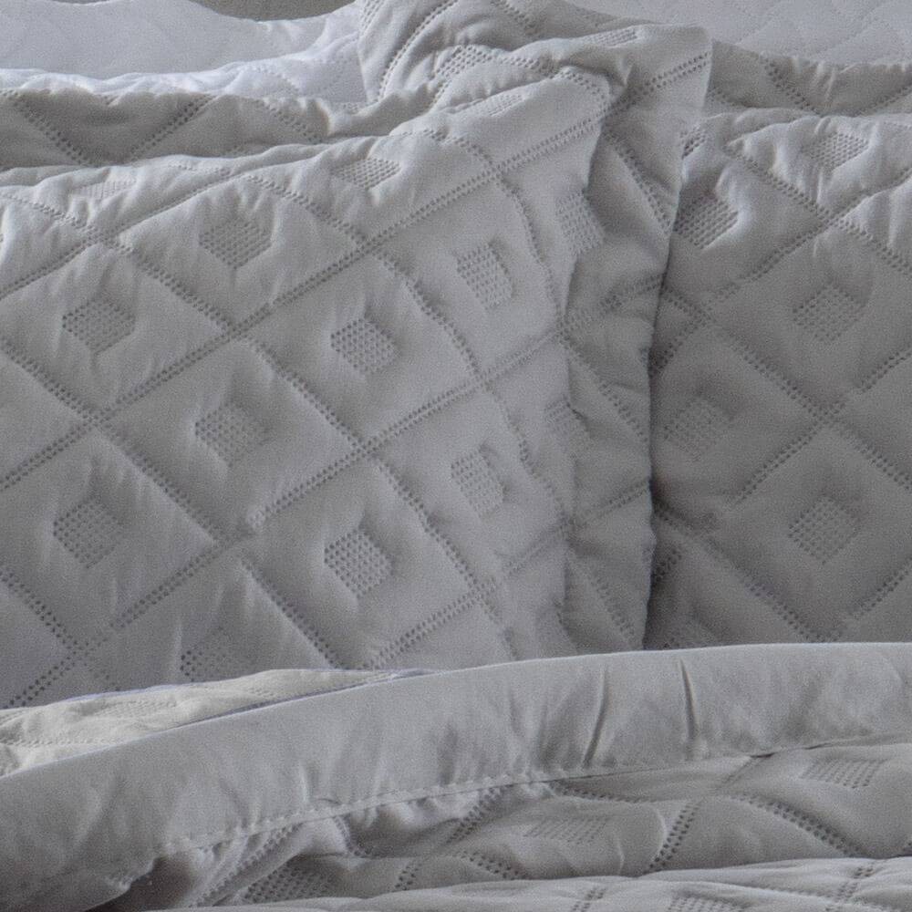 Kit 1 Colcha Queen Boutis Microfibra Ultrasonic + 2 Porta-Travesseiros Cinza Kit 1 Colcha Queen Boutis Microfibra Ultrasonic + 2 Porta-Travesseiros Cinza
