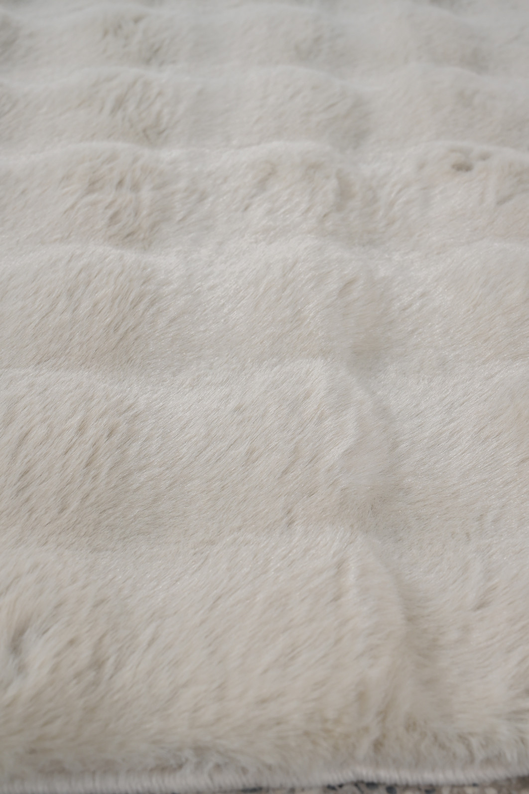 Tapete Pele de Coelho Livy Marfim Redondo 2,0m Tapete Pele de Coelho Livy Marfim Redondo 2,0m