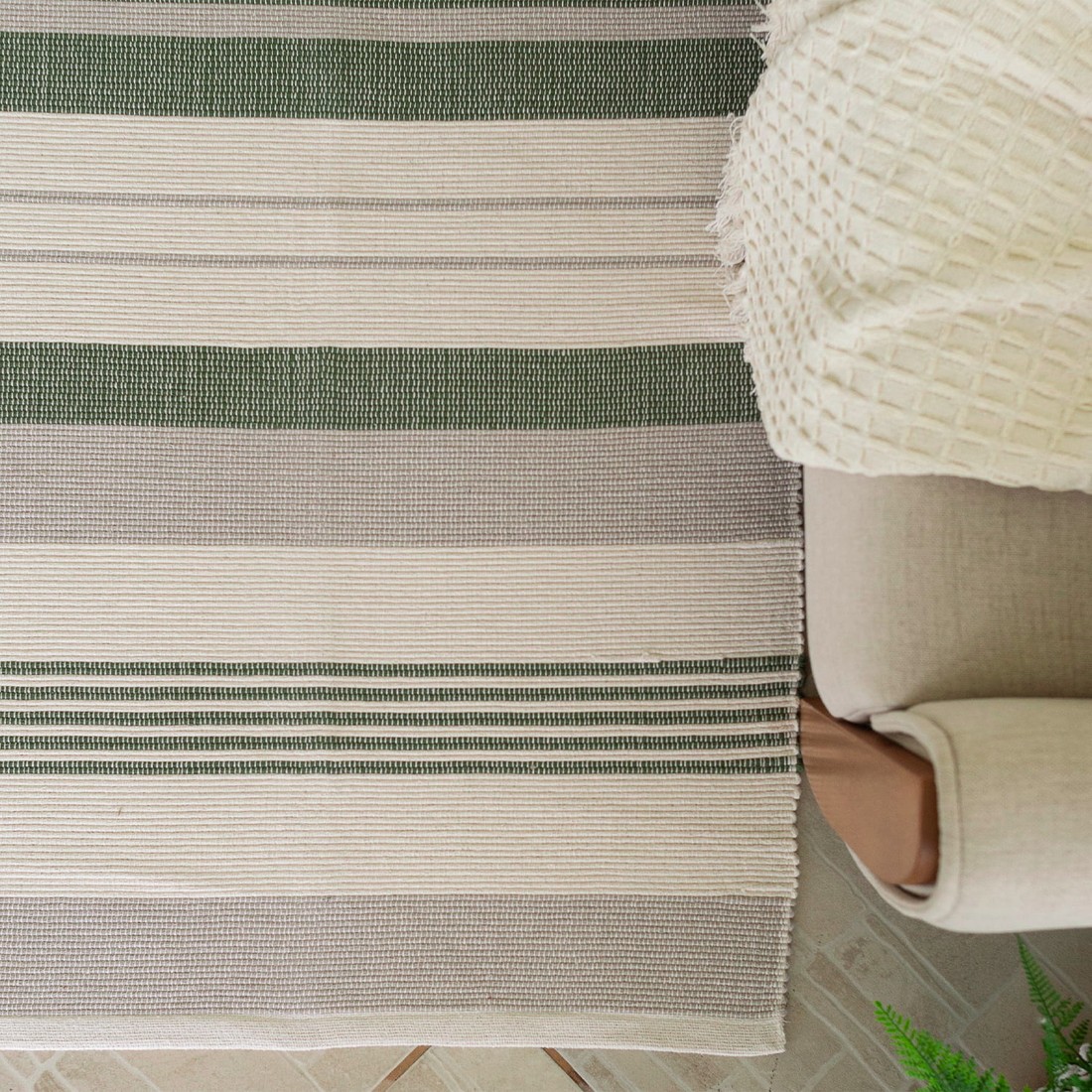 Tapete Artesanal Trama Basic para Sala Listras Verde - Edição Limitada 2,00x2,00 Tapete Artesanal Trama Basic para Sala Listras Verde - Edição Limitada 2,00x2,00