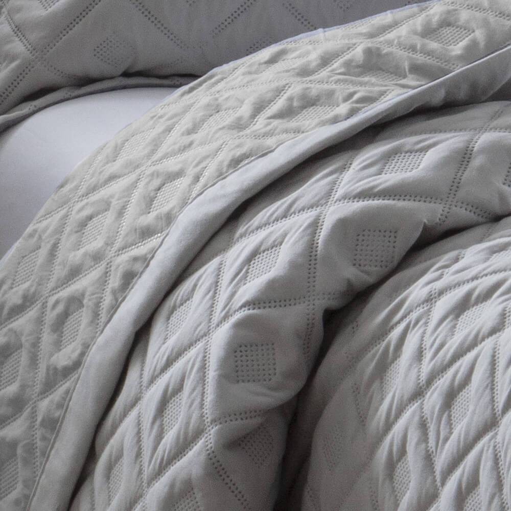 Kit 1 Colcha Queen Boutis Microfibra Ultrasonic + 2 Porta-Travesseiros Cinza Kit 1 Colcha Queen Boutis Microfibra Ultrasonic + 2 Porta-Travesseiros Cinza