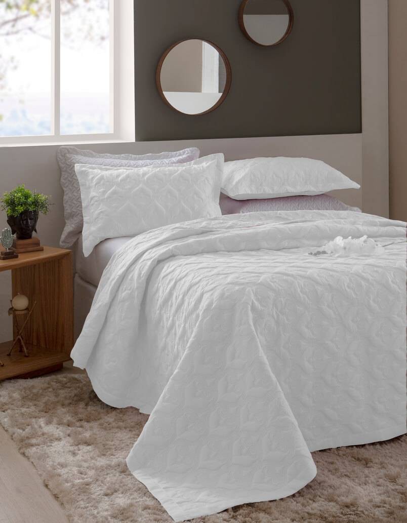 Kit 1 Colcha Casal Boutis Microfibra Ultrasonic + 2 Porta-Travesseiros Branco Kit 1 Colcha Casal Boutis Microfibra Ultrasonic + 2 Porta-Travesseiros Branco