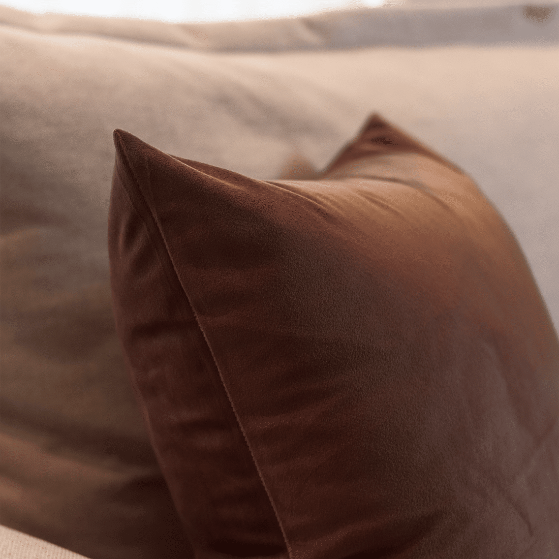 Capa de Almofada Veludo Premium Decorativa - Marrom Amendoa 50cm x 50cm