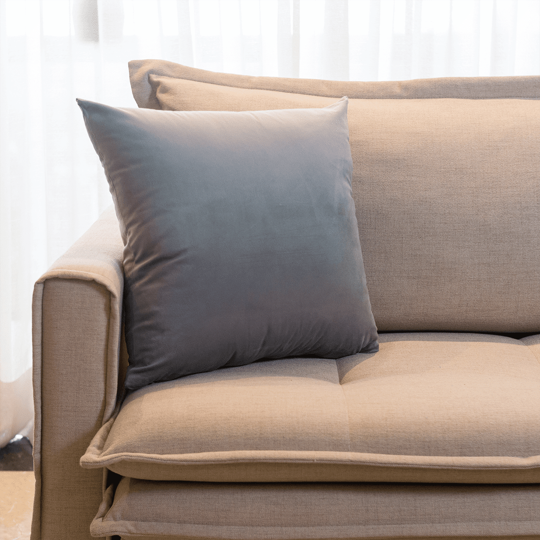 Capa de Almofada Veludo Premium Decorativa - Cinza Arcade 50cm x 50cm Capa de Almofada Veludo Premium Decorativa - Cinza Arcade 50cm x 50cm