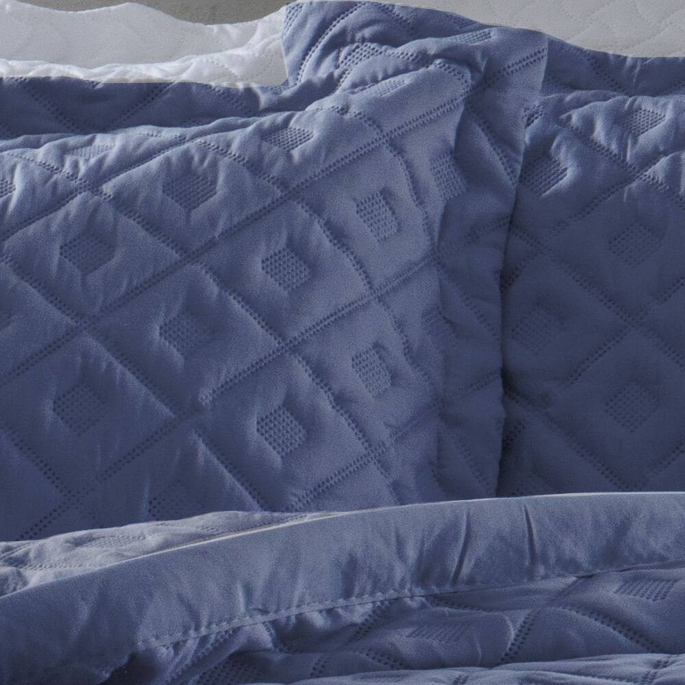 Kit 1 Colcha Queen Boutis Microfibra Ultrasonic + 2 Porta-Travesseiros Marinho Kit 1 Colcha Queen Boutis Microfibra Ultrasonic + 2 Porta-Travesseiros Marinho