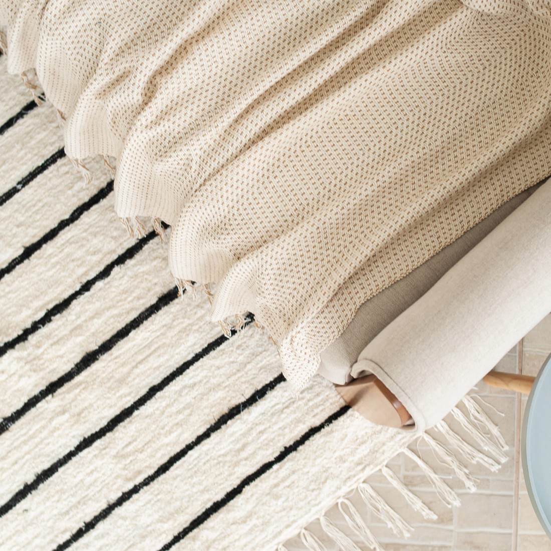 Tapete Artesanal Peludo Basic Scandinavo Cru com Listras Pretas 2,00x2,00