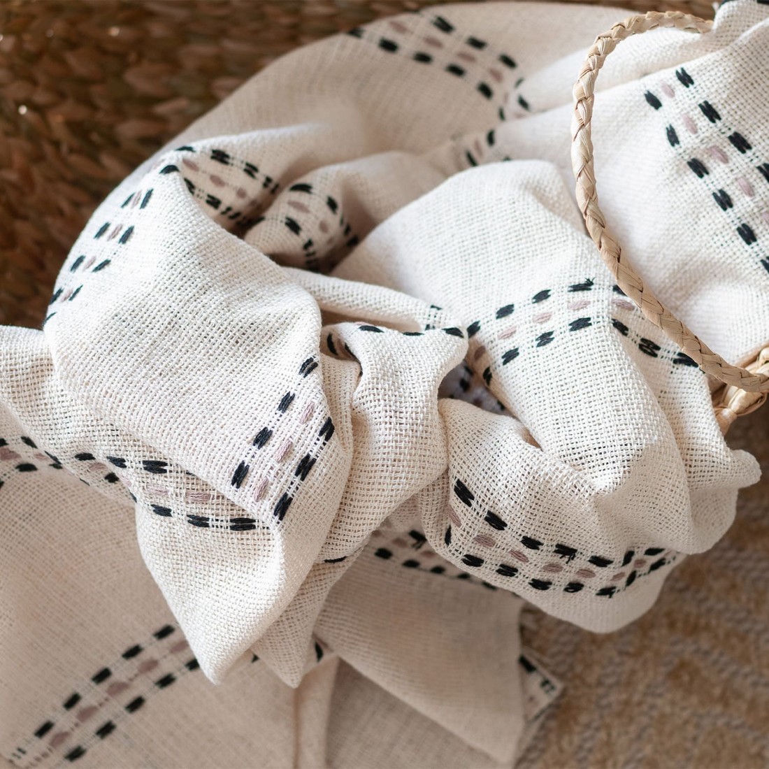 Manta De Sofá Artesanal Pérola 1,20m x 1,80m Cru listas Pretas e Rosé Manta De Sofá Artesanal Pérola 1,20m x 1,80m Cru listas Pretas e Rosé