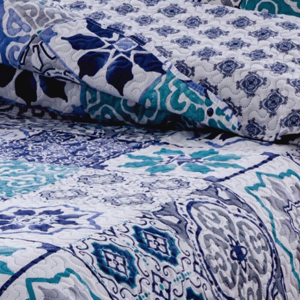 Kit 1 Cobre-leito Casal Bouti Microfibra Ultrasonic Estampada 2,20 x 2,40 m + 2 Porta-travesseiros - Zule Kit 1 Cobre-leito Casal Bouti Microfibra Ultrasonic Estampada 2,20 x 2,40 m + 2 Porta-travesseiros - Zule