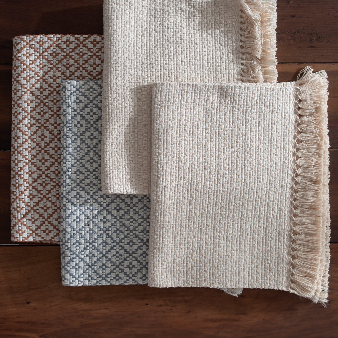 Jogo Americano Artesanal de 2 Peças 32cm x 45cm Coroa Crú Jogo Americano Artesanal de 2 Peças 32cm x 45cm Coroa Crú