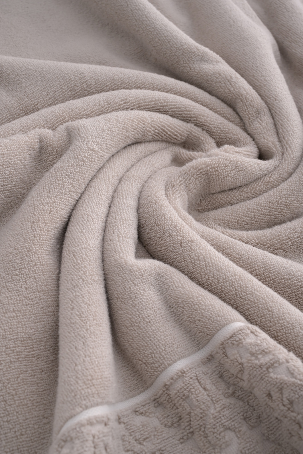 Jogo de Toalha Banho 500g 4 peças Super Soft Zero Twist Arabesco - Bege e Cinza Jogo de Toalha Banho 500g 4 peças Super Soft Zero Twist Arabesco - Bege e Cinza