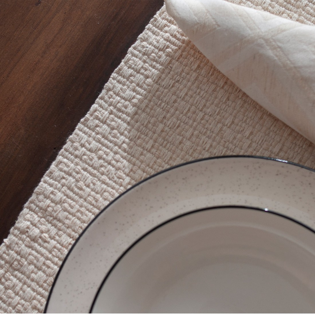 Jogo Americano Artesanal de 2 Peças 32cm x 45cm Coroa Crú Jogo Americano Artesanal de 2 Peças 32cm x 45cm Coroa Crú