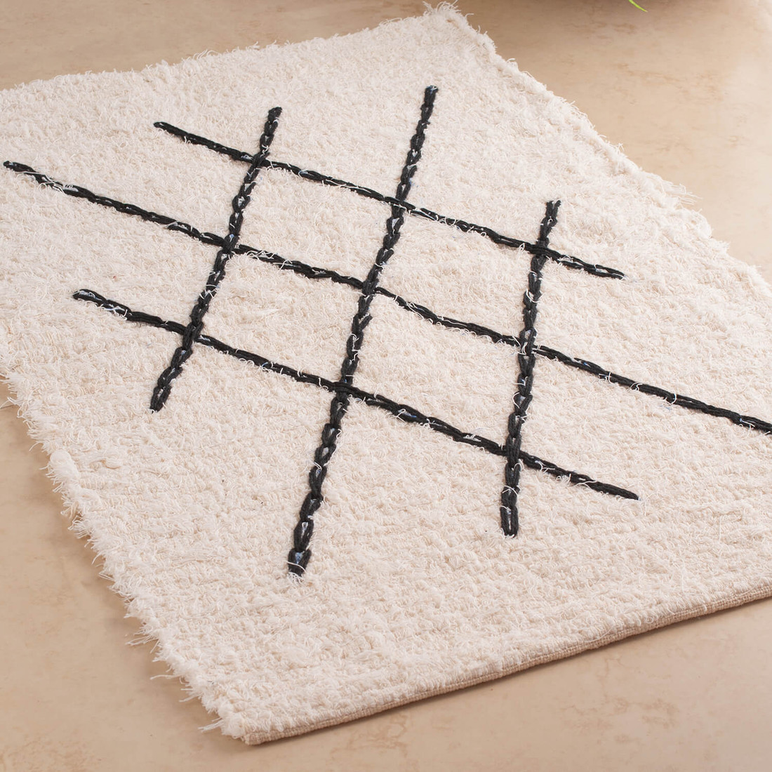 Tapete Artesanal Peludo Bordado Cru 50cm x 70cm