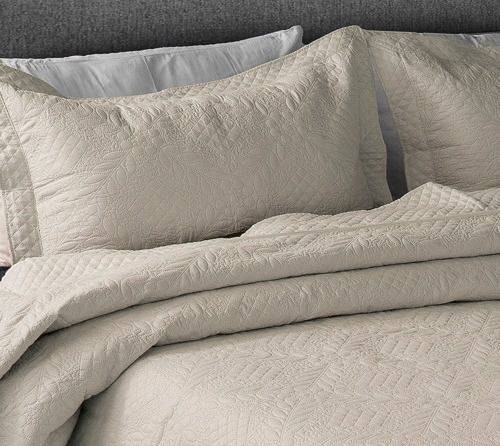 Kit 1 Colcha Queen Provence Microfibra Matelacê Ultrasonic + 2 Porta-Travesseiros 2,40 x 2,60 m - Bege