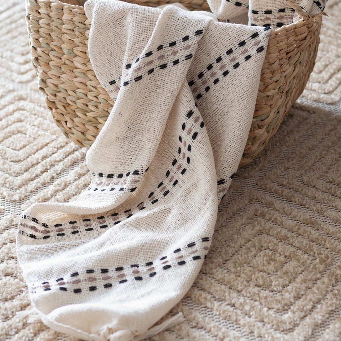 Manta De Sofá Artesanal Pérola 1,20m x 1,80m Cru listas Pretas e Rosé Manta De Sofá Artesanal Pérola 1,20m x 1,80m Cru listas Pretas e Rosé