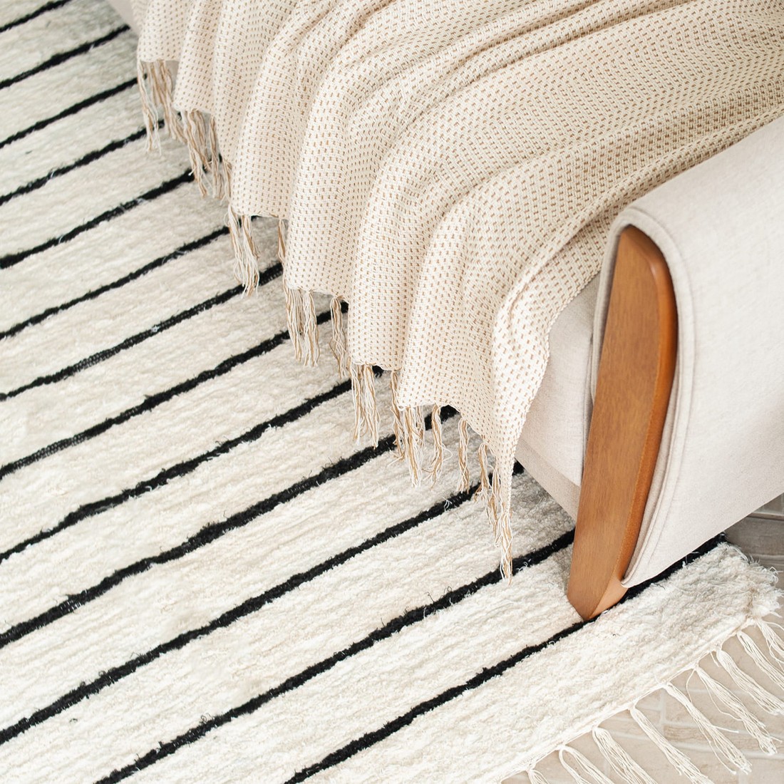 Tapete Artesanal Peludo Basic Scandinavo Cru com Listras Pretas 1,50x3,00 Tapete Artesanal Peludo Basic Scandinavo Cru com Listras Pretas 1,50x3,00