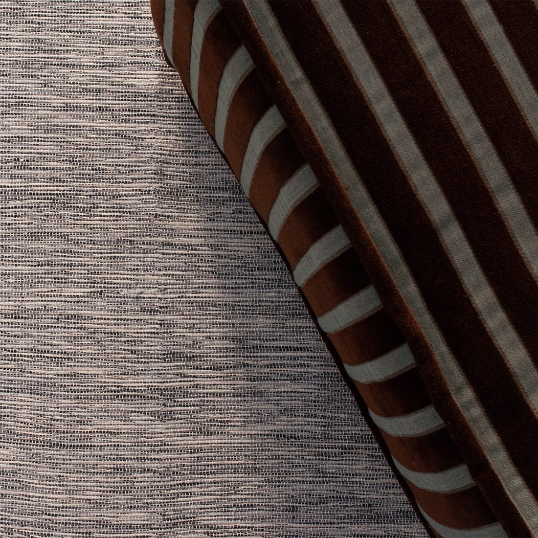 Tapete Artesanal Trama Basic Extra Grande para Sala Mesclado Preto Tapete Artesanal Trama Basic Extra Grande para Sala Mesclado Preto