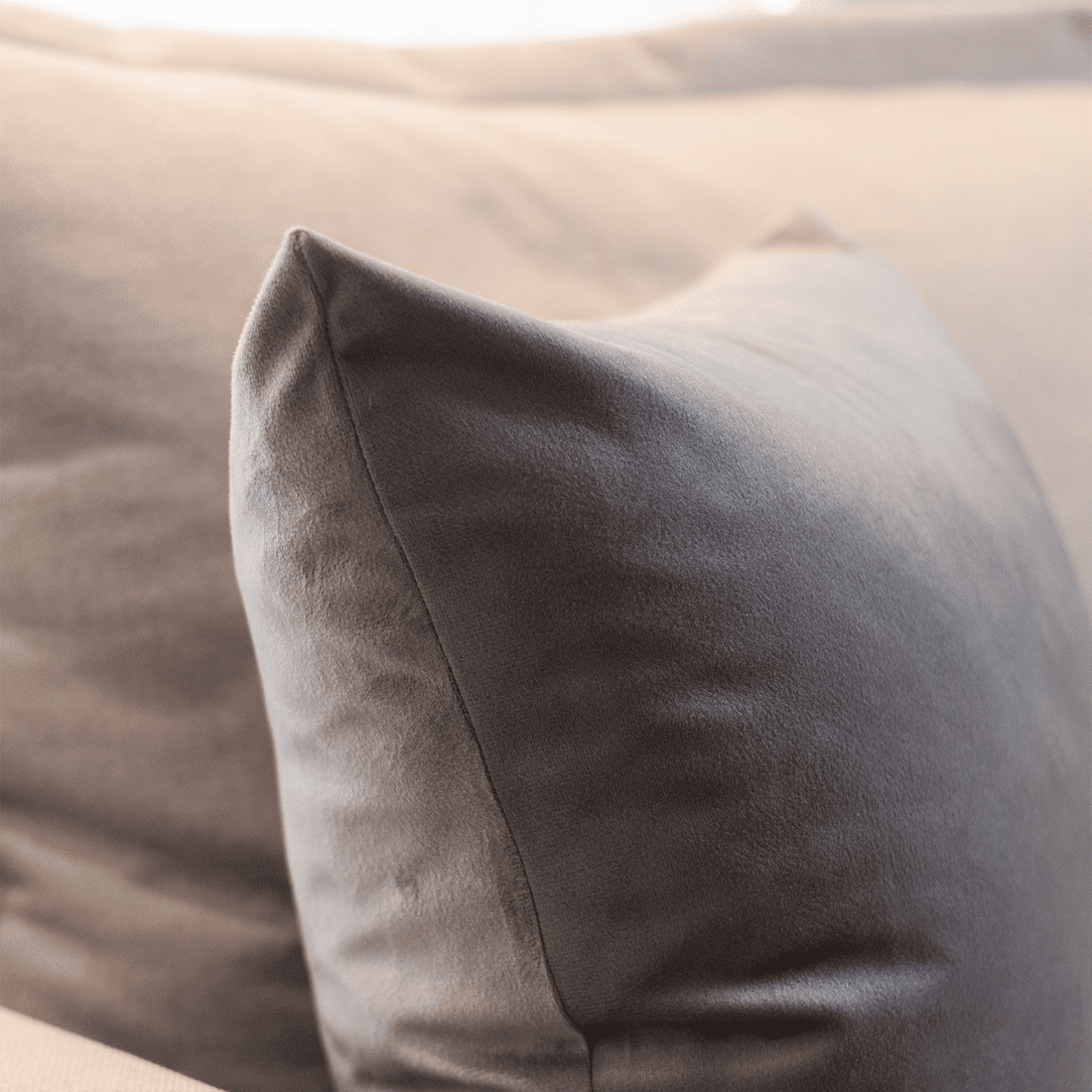 Capa de Almofada Veludo Premium Decorativa - Cinza Arcade 50cm x 50cm Capa de Almofada Veludo Premium Decorativa - Cinza Arcade 50cm x 50cm