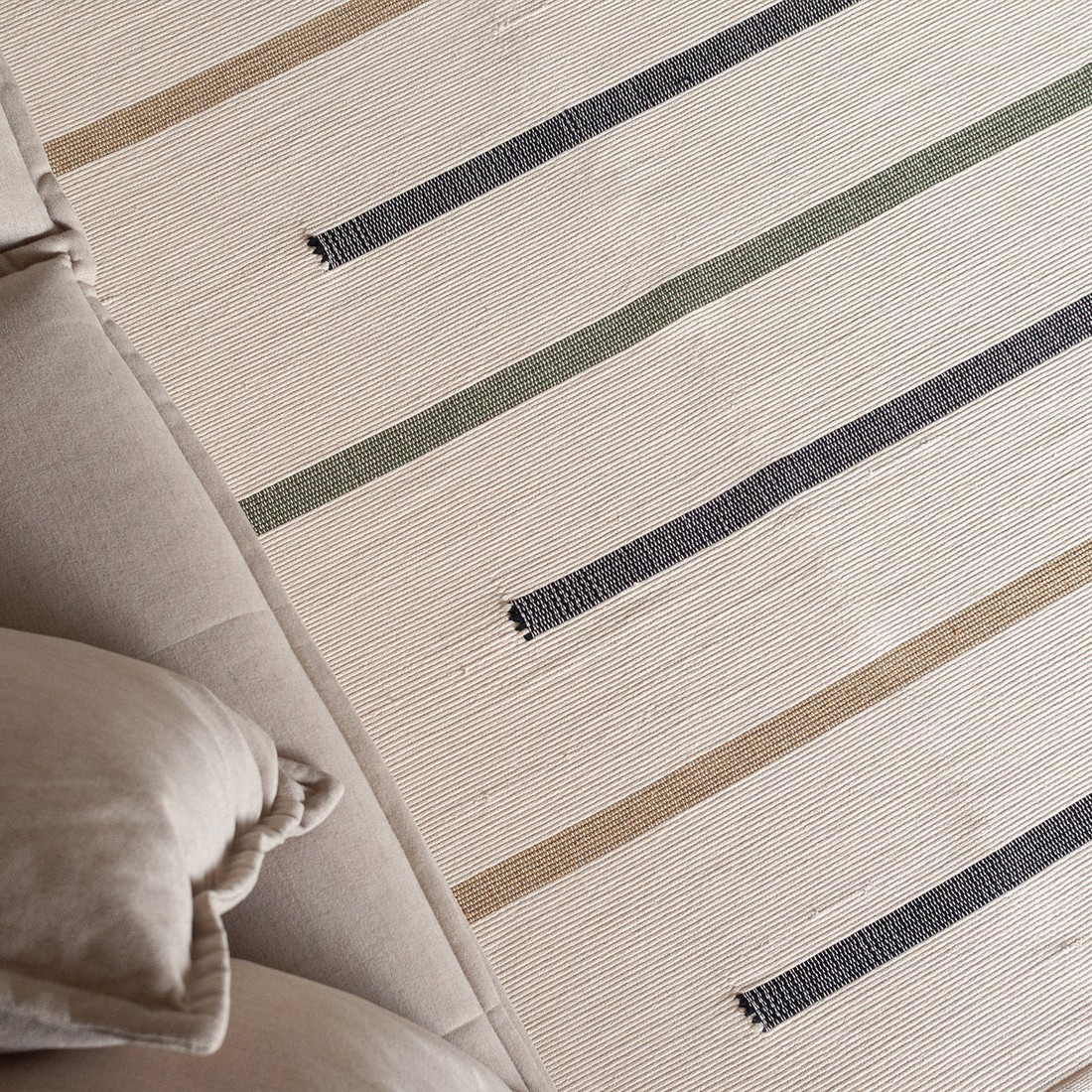 Tapete Artesanal Trama Basic de Sala Lines Verde e Preto 200x250