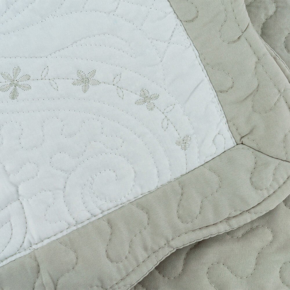 Kit Colcha Cobre Leito Queen Microfibra Dupla face com Porta-travesseiros Arabesque Areia