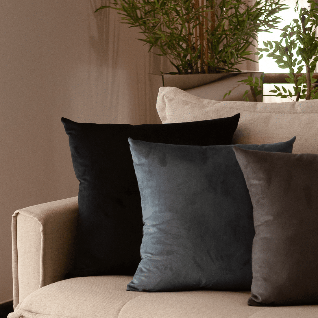 Capa de Almofada Veludo Premium Decorativa - Preto 45cm x 45cm