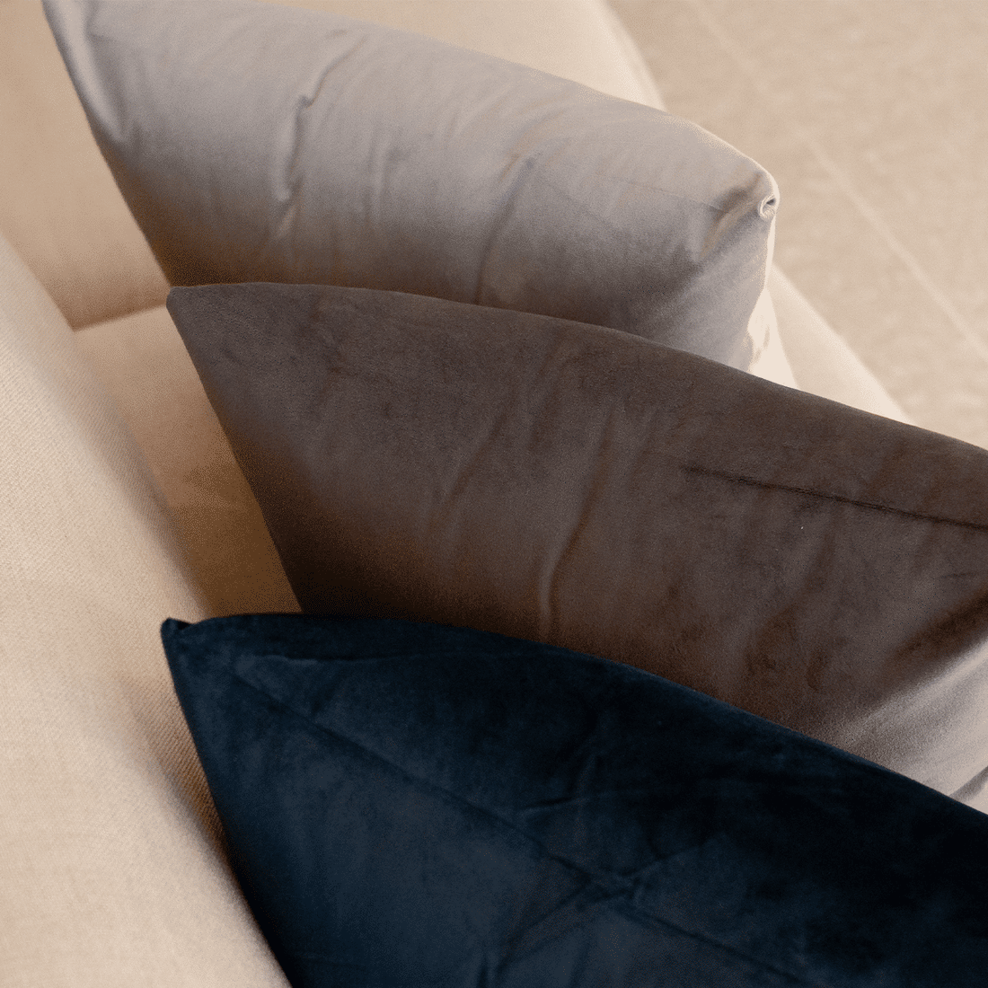 Capa de Almofada Veludo Premium Decorativa - Cinza Prata 45cm x 45cm Capa de Almofada Veludo Premium Decorativa - Cinza Prata 45cm x 45cm
