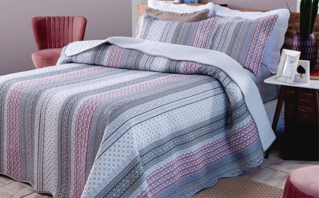 Kit 1 Cobre-leito Queen Bouti Microfibra Ultrasonic Estampada 2,40 x 2,60 m + 2 Porta-travesseiros - Yonara Kit 1 Cobre-leito Queen Bouti Microfibra Ultrasonic Estampada 2,40 x 2,60 m + 2 Porta-travesseiros - Yonara