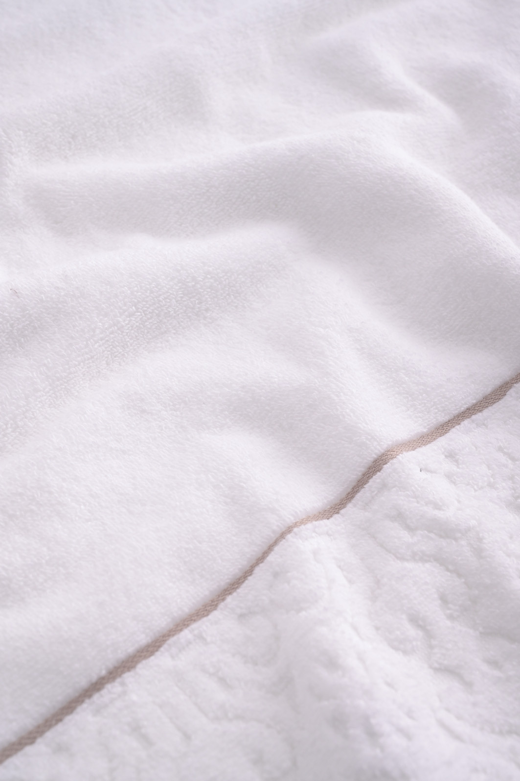 Jogo de Toalha Banhão 500g 4 peças Super Soft Zero Twist Arabesco - Branco Jogo de Toalha Banhão 500g 4 peças Super Soft Zero Twist Arabesco - Branco