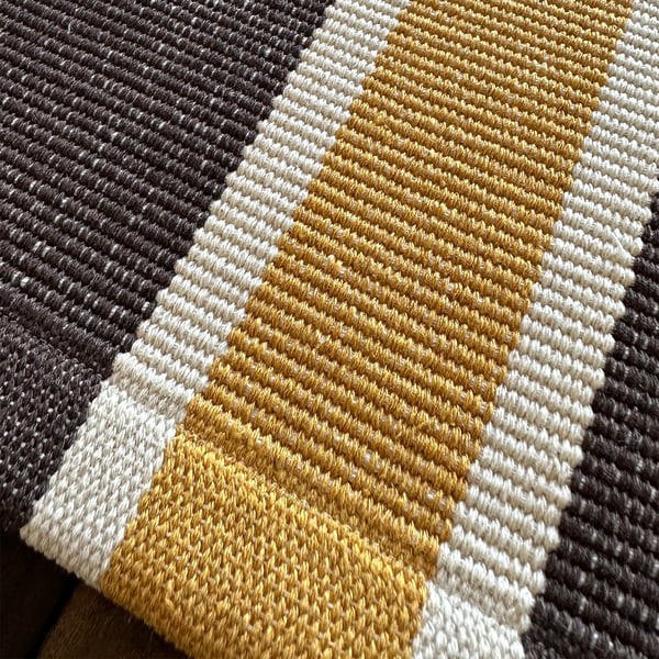 Tapete Passadeira Trama Basic Listrado Marrom e Mostarda - 80cm x 50cm