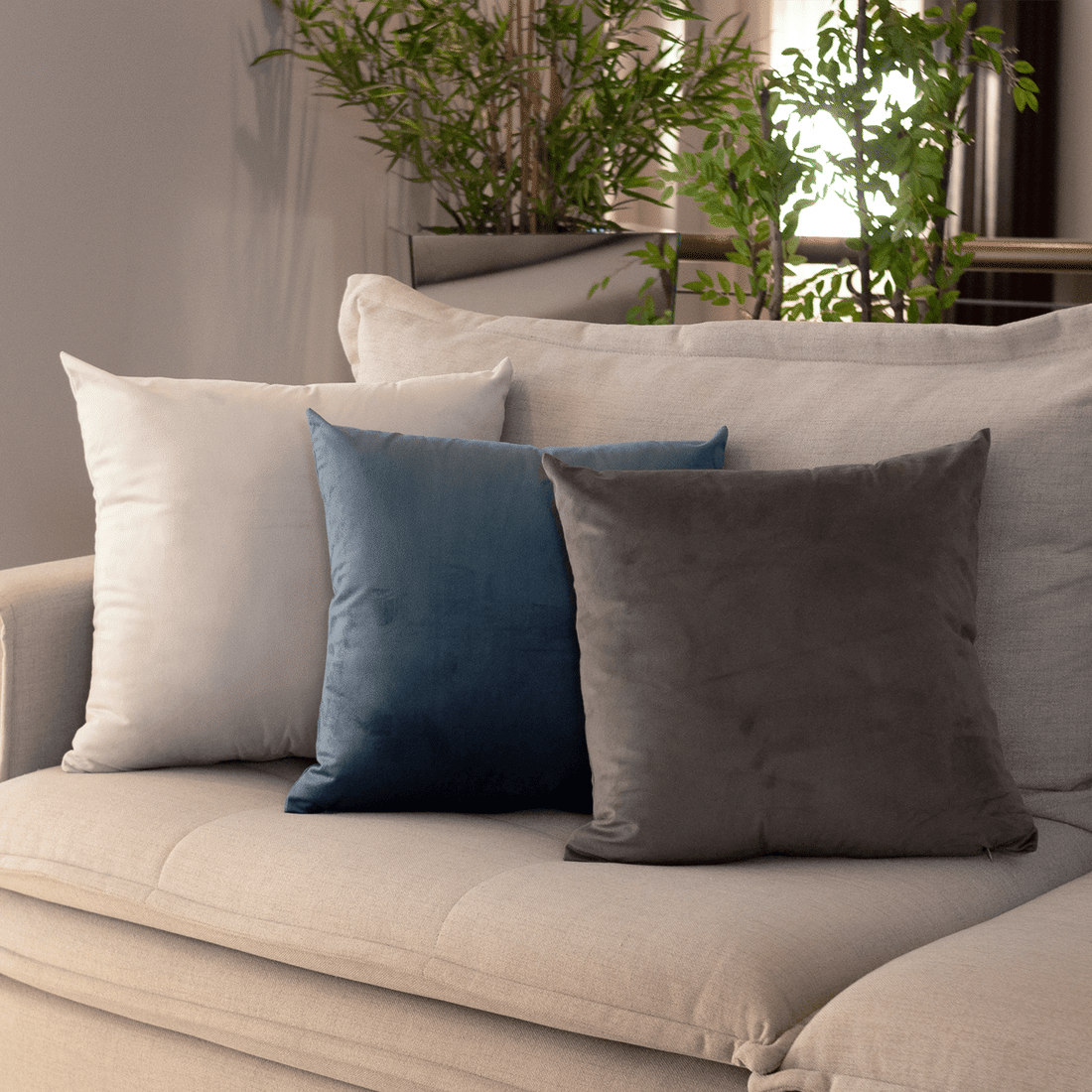 Kit 3 Almofadas Veludo Premium Decorativa Off White, Marinho e Chumbo Kit 3 Almofadas Veludo Premium Decorativa Off White, Marinho e Chumbo