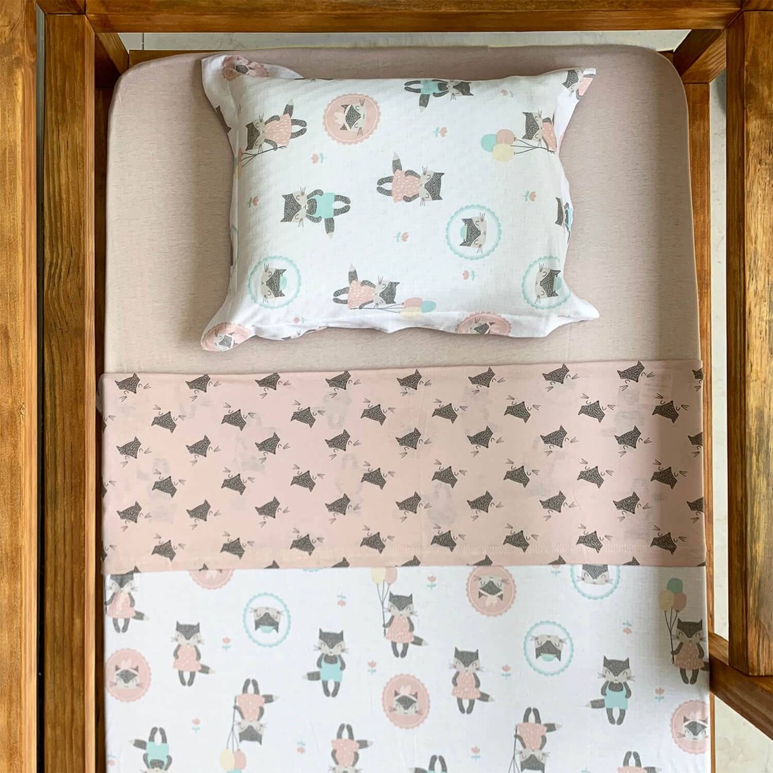 Jogo de Lençol para Berço de 3 Peças Fio Penteado Contos de Cordel - Atlântica Jogo de Lençol para Berço de 3 Peças Fio Penteado Contos de Cordel - Atlântica