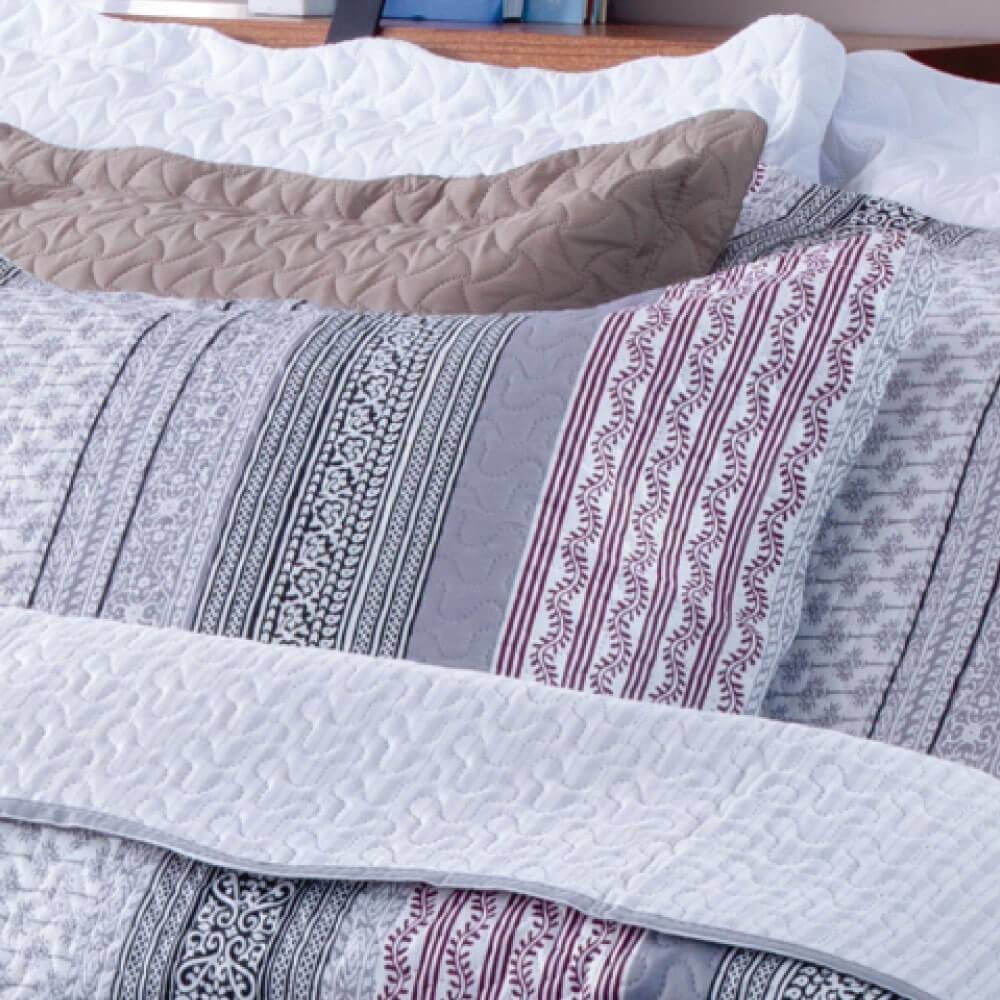 Kit 1 Cobre-leito Queen Bouti Microfibra Ultrasonic Estampada 2,40 x 2,60 m + 2 Porta-travesseiros - Yonara Kit 1 Cobre-leito Queen Bouti Microfibra Ultrasonic Estampada 2,40 x 2,60 m + 2 Porta-travesseiros - Yonara