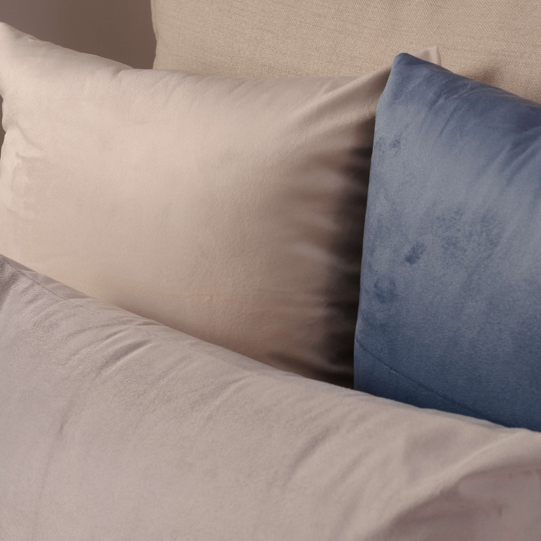 Kit 3 Almofadas Veludo Premium Decorativa Off White, Azul e Cinza Kit 3 Almofadas Veludo Premium Decorativa Off White, Azul e Cinza