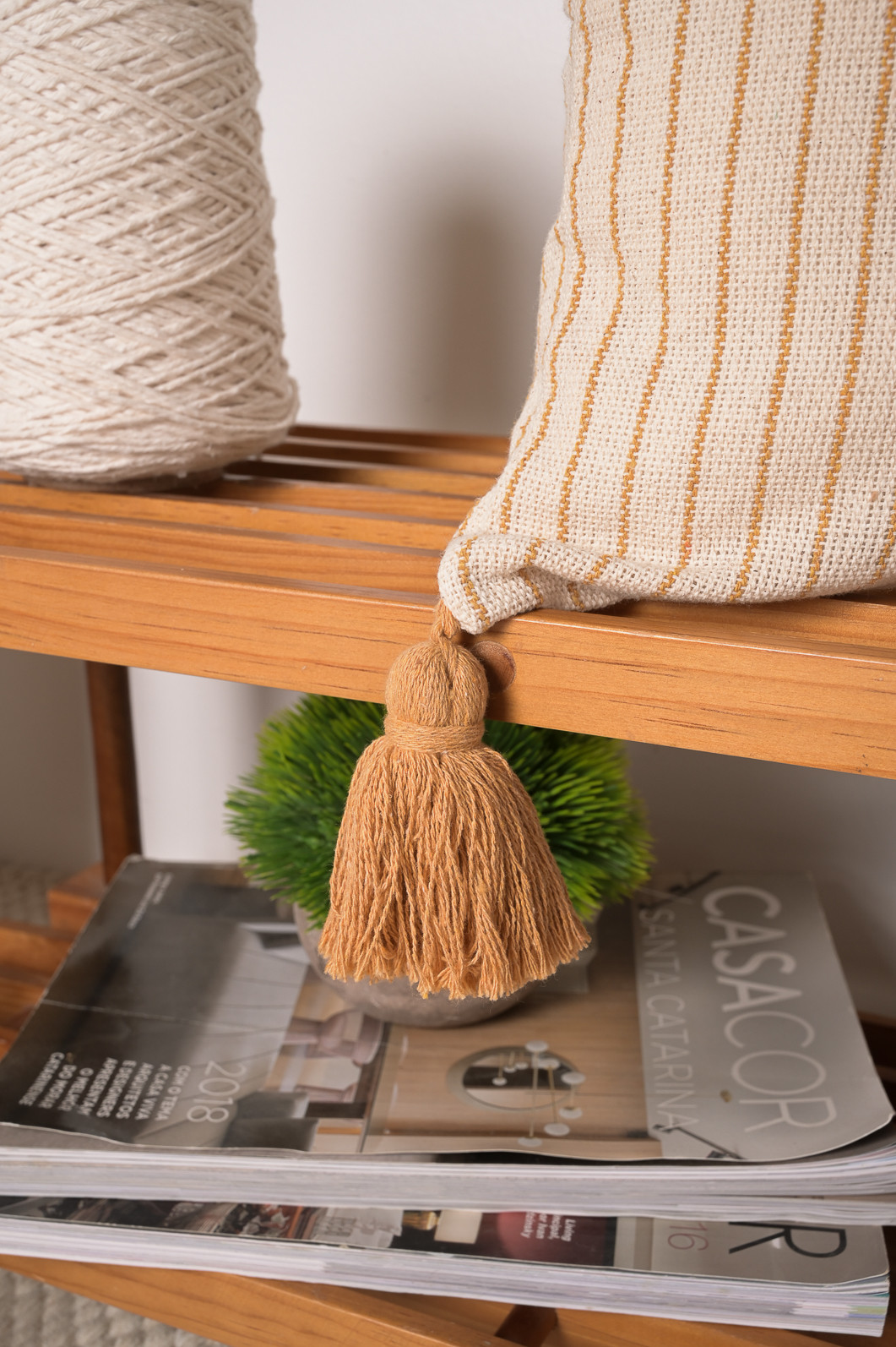 Capa de Almofada Listrada Mostarda com Pompom