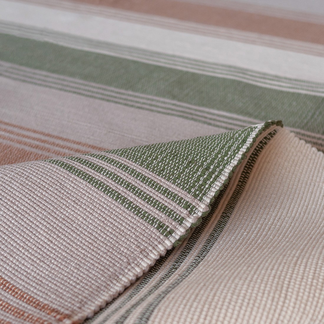 Tapete Artesanal Trama Basic de Sala Urban Listras Verde 200x250