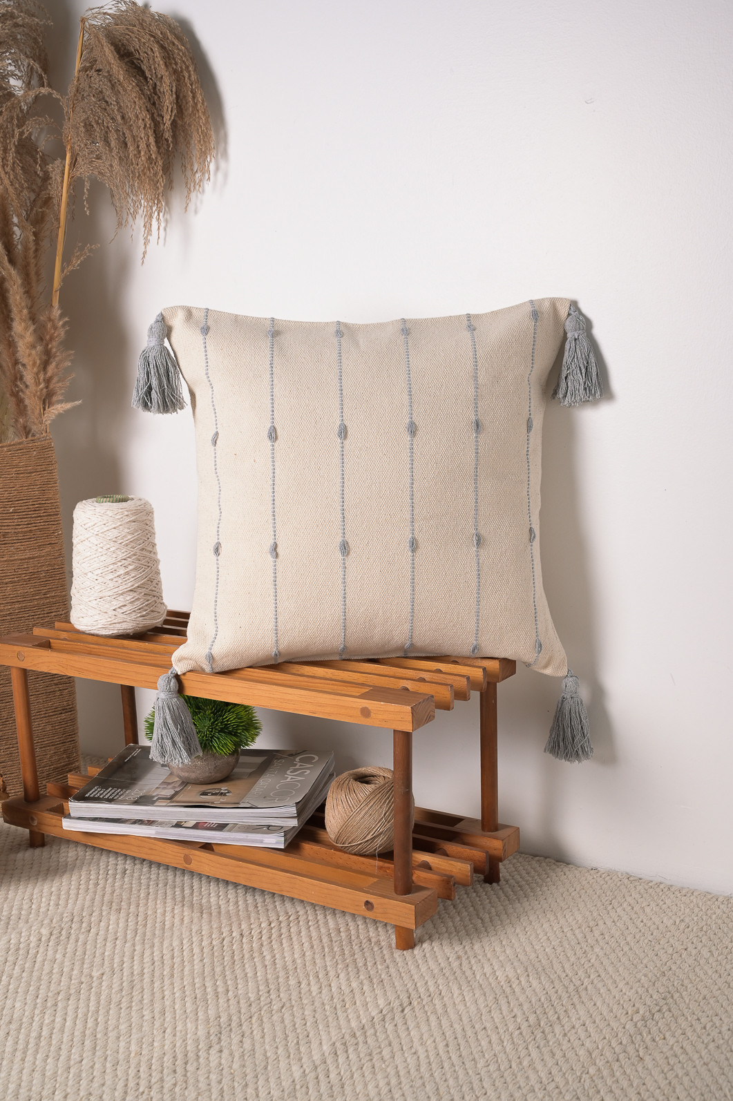 Capa de Almofada Xadrez Cinza com Pompom Capa de Almofada Xadrez Cinza com Pompom