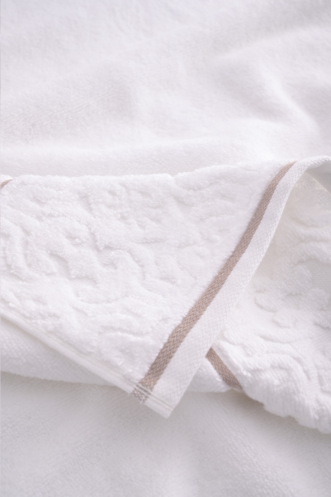 Jogo de Toalha Banhão 500g 4 peças Super Soft Zero Twist Arabesco - Branco Jogo de Toalha Banhão 500g 4 peças Super Soft Zero Twist Arabesco - Branco