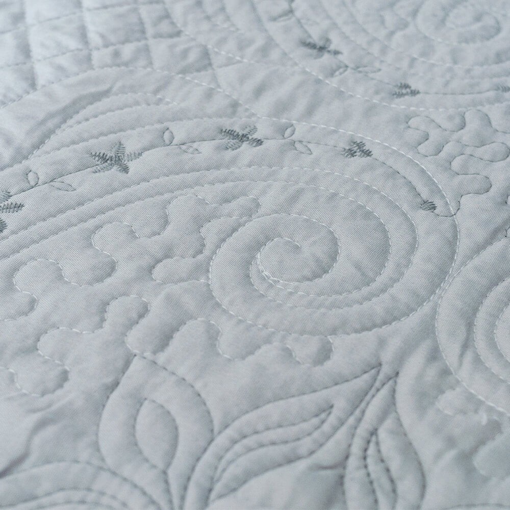 Kit Colcha Cobre Leito Queen Microfibra Dupla face com Porta-travesseiros Arabesque Cinza