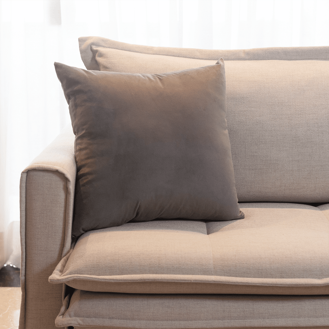 Capa de Almofada Veludo Premium Decorativa - Marrom Acinzentado 50cm x 50cm Capa de Almofada Veludo Premium Decorativa - Marrom Acinzentado 50cm x 50cm