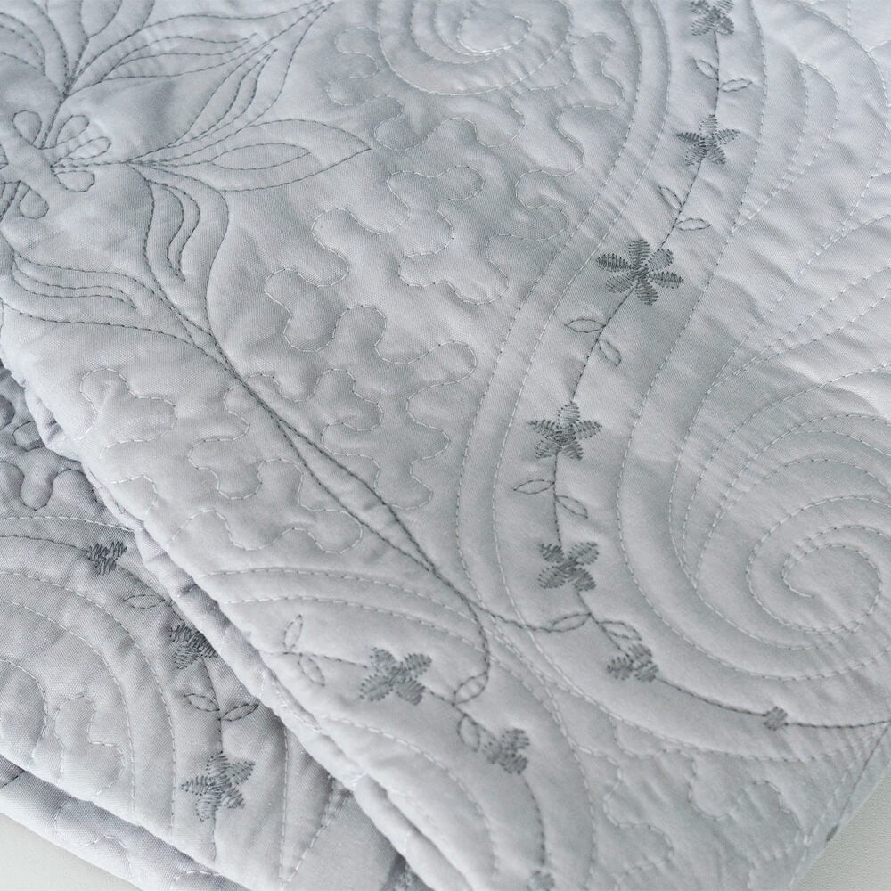 Kit Colcha Cobre Leito Queen Microfibra Dupla face com Porta-travesseiros Arabesque Cinza