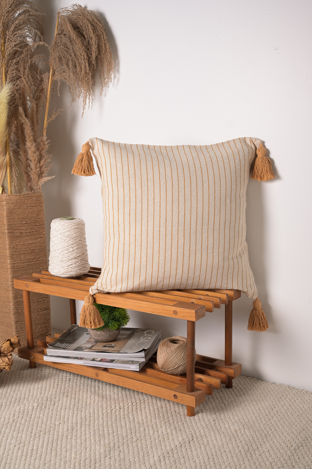 Capa de Almofada Listrada Mostarda com Pompom