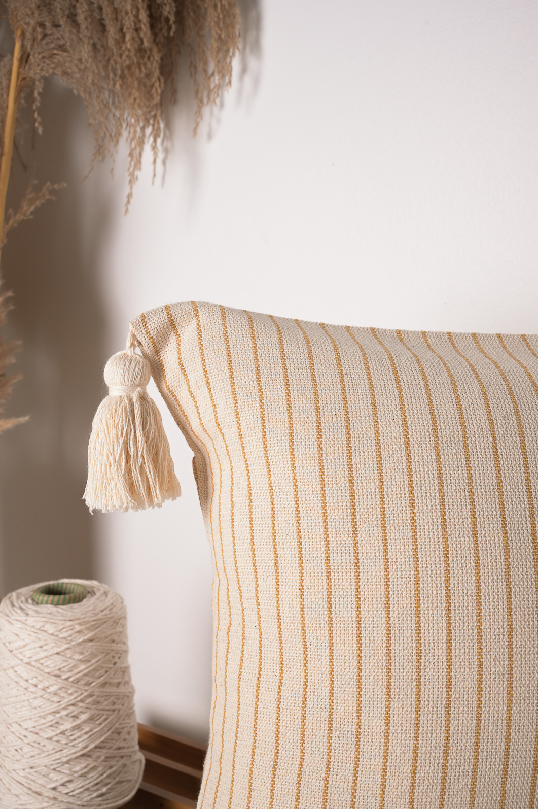 Capa de Almofada Listrada Mostarda com Pompom Cru