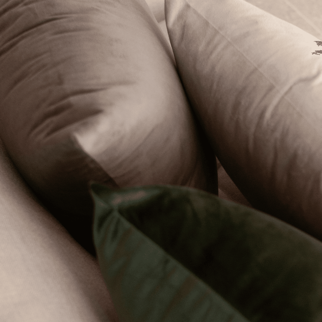 Capa de Almofada Veludo Premium Decorativa - Marrom Acinzentado 50cm x 50cm Capa de Almofada Veludo Premium Decorativa - Marrom Acinzentado 50cm x 50cm