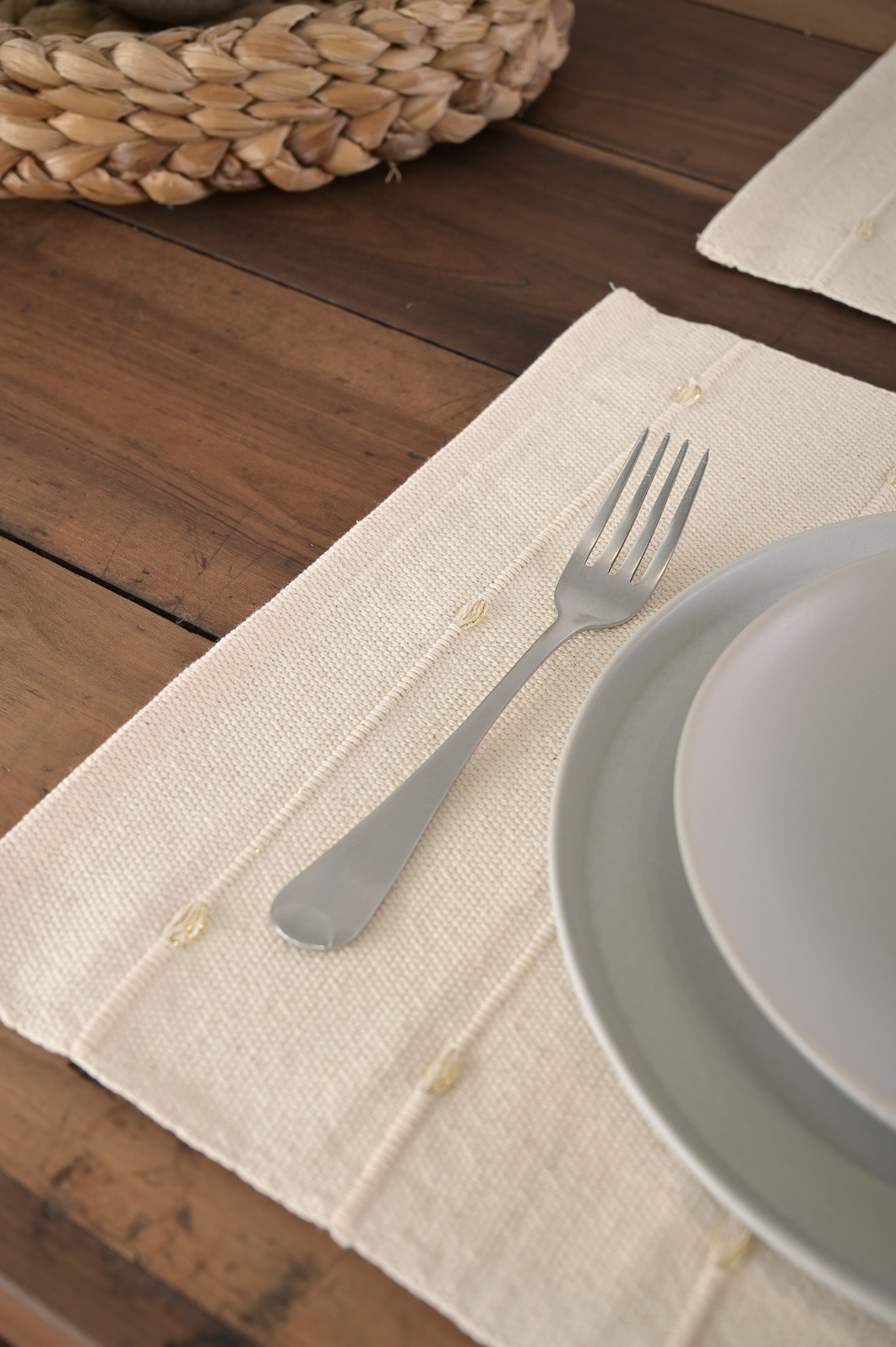 Jogo Americano Artesanal de 2 Peças 32cm x 45cm Jamal Cru e Dourado Jogo Americano Artesanal de 2 Peças 32cm x 45cm Jamal Cru e Dourado