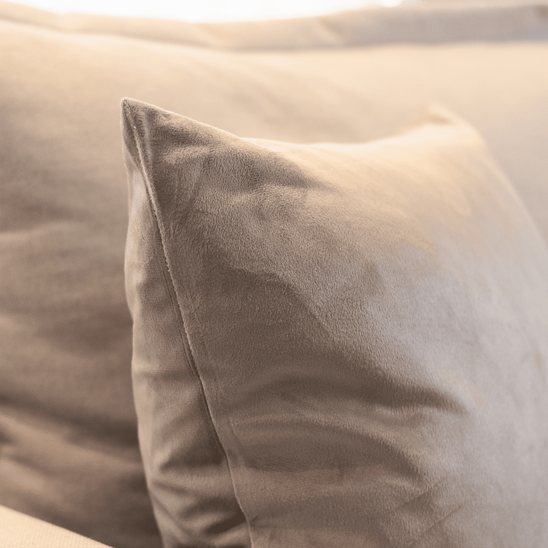 Capa de Almofada Veludo Premium Decorativa - Bege 45cm x 45cm Capa de Almofada Veludo Premium Decorativa - Bege 45cm x 45cm